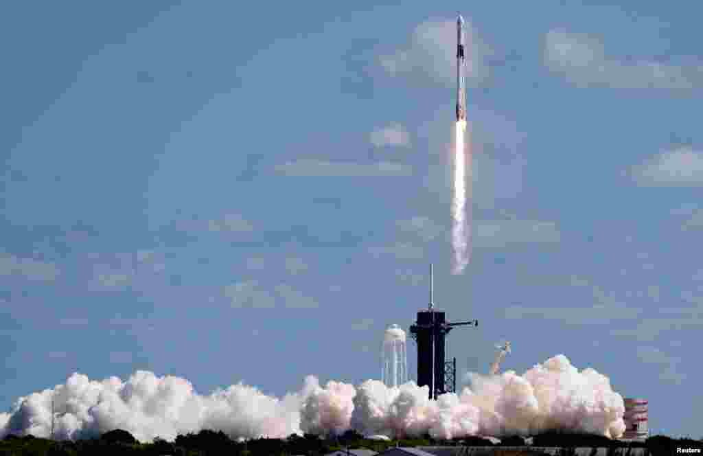 រ៉ុក្កែត SpaceX Falcon 9 ត្រូវបានបង្ហោះចេញពីទីតាំងបង្ហោះ Pad-39A ក្នុងបេសកកម្មដែលមានផ្ទុកមនុស្ស ៥ នាក់ ទៅកាន់ស្ថានីយអវកាសអន្តរជាតិ ពីមជ្ឈមណ្ឌលអវកាស Kennedy Space Center ក្នុងក្រុង Cape Canaveral រដ្ឋ Florida សហរដ្ឋអាមេរិក។