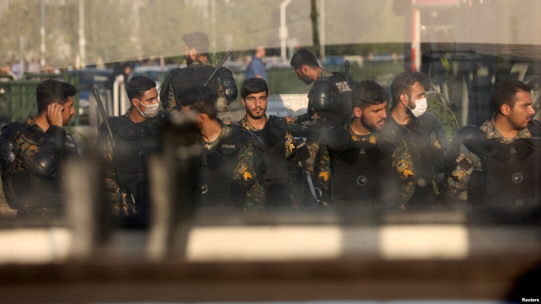 Miembros de la policía antidisturbios de Irán en una calle de Teherán el 3 de octubre de 2022.
