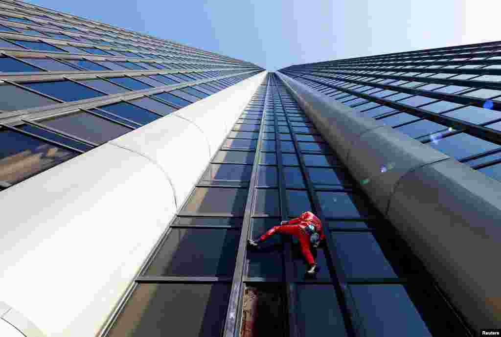 «បុរសពីងពាង» ឬ "Spiderman" ជនជាតិបារាំងលោក Alain Robert ឡើងអគារ Montparnasse ដើម្បីឆ្លុះបញ្ចាំងពីវិបត្តិប្រេងនិងថាមពល ក្នុងអំឡុងបាតុកម្មបិទកន្លែងស្តុកប្រេងដោយក្រុមសហជីពអស់ពេលប៉ុន្មានសប្តាហ៍មកនេះ នៅទីក្រុងប៉ារីស ប្រទេសបារាំង។