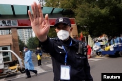 北京一居民區因疫情被封後保安禁止記者走近。（2022年10月20日）