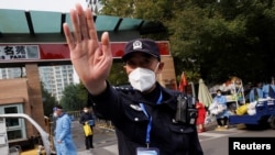 北京一居民區因疫情被封後保安禁止記者走近。（2022年10月20日）