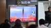 Фото: люди переглядають відео запуску ракети КНДР, 6 жовтня 2022 року 