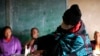 Une femme vote dans un bureau de vote à Maseru, au Lesotho, le vendredi 7 octobre 2022. Les électeurs de tout le Lesotho se rendent aux urnes vendredi pour élire un chef afin de trouver des solutions au chômage élevé et à la criminalité. (AP Photo/Themba Hadebe)