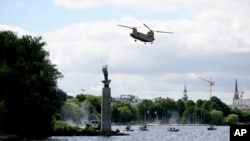 Архів: Гелікоптер Армії США здійснює політ поблизу Гамбурга