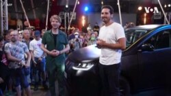 Une voiture familiale couverte intégralement de panneaux solaires