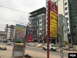 សំណង់​និង​ភោជនីយដ្ឋាន​ចិន ស្ថិត​នៅតាម​បណ្តោយ​ផ្លូវ ខាង​មុខដី​ដែល​មាន​ជម្លោះ​នៅក្នុង​ក្រុងព្រះសីហនុ ថ្ងៃទី៣ ខែមេសា ឆ្នាំ២០១៩។ (ស៊ុន ណារិន/VOA)