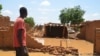 Un habitant du quartier Kirkissoye regarde sa maison détruite par les inondations à Niamey le 3 septembre 2019.