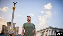 Президент Зеленський у Гарварді говорив про лідерство у час великих світових викликів. На фото прес-служби президент України на Майдані Незалежності в Києві напередодні Дня Незалежності України, 23 серпня 2022 року.