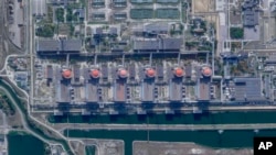 រូបភាព​ពី​ផ្កាយ​រណប​​របស់​ Planet Labs PBC បង្ហាញ​ពី​រោងចក្រ​នុយក្លេអ៊ែរ Zaporizhzhia ដែល​កំពុង​គ្រប់គ្រង​ដោយ​កងកម្លាំង​រុស្ស៊ី នៅ​ក្នុង​ប្រទេស​អ៊ុយក្រែន ថ្ងៃទី ២៨ ខែសីហា ឆ្នាំ២០២២។ (Planet Labs PBC via AP)