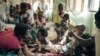 Des femmes déplacées par la guerre nourrissent et jouent avec leurs enfants à l'hôpital de Rutshuru, dans la province orientale du Nord-Kivu, le 22 juillet 2022.