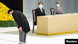 日本首相岸田文雄2022年8月15日在日本天皇德仁也出席的二戰結束77週年紀念活動中鞠躬。（路透社）