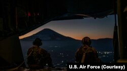 資料照：美軍與日本自衛隊2021年12月14日聯合演習以加強美日同盟的防禦能力，參加軍演的士兵遙望日本富士山。 （照片來自美國空軍推特）