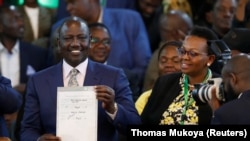 Le vice-président du Kenya, William Ruto, montre son certificat de victoire après avoir été déclaré vainqueur de l'élection présidentielle au centre national de décompte de la commission électorale, à Nairobi, au Kenya, le 15 août 2022. 