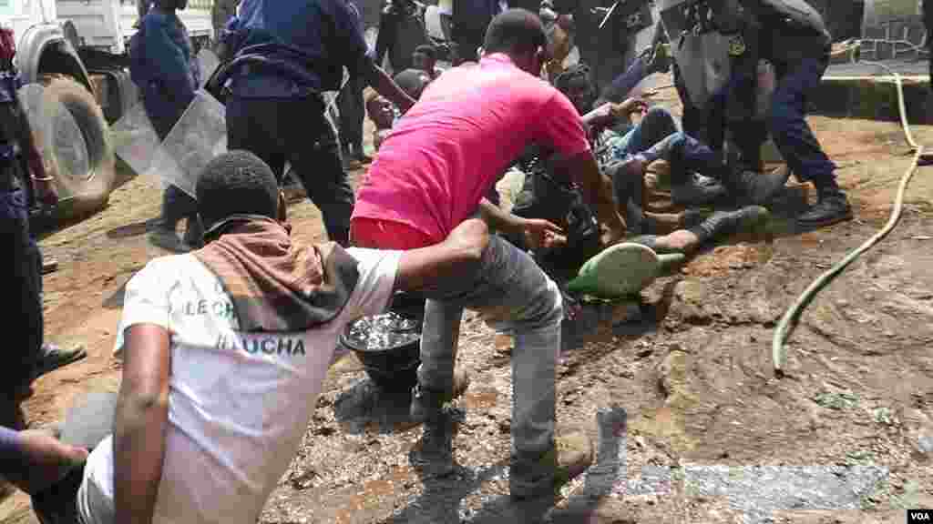 Arrestation d'environ 40 jeunes de la LUCHA à Goma ce Matin du 31 juillet 2017 (VOA/Charly Kasereka)