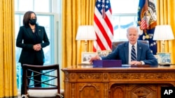 Le président Joe Biden et la vice-présidente Kamala Harris dans le bureau ovale de la Maison Blanche, le 11 mars 2021, à Washington.