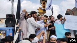 د سوات د امن جرګې مشر زاهد خان وي او اې ډیوه سره په خبرو کې وويل، د جمعې په د سوات په بېلابيلو علاقو کې خلک راوتي وو د عوامو جذبات وو په خوازه خېله کې به خلکو نعرې وهلي وي خو د هغو پرضد بيا د ترهګرۍ پرضد مقدمه درج شوې ده.