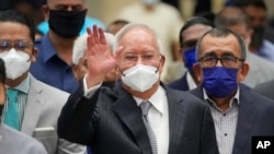 FILE - Former Malaysian Prime Minister Najib Razak, center, waves as he arrives at the Court of Appeal in Putrajaya, Malaysia, Aug. 23, 2022.