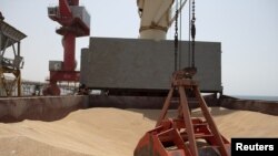 Фото 30 серпня 2022 року: пшеницю навантажують в порту Південний для експорту в Африку. (Hugh Rutherford/World Food Program/Handout via Reuters)
