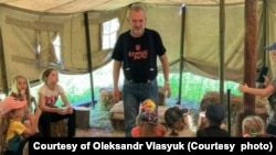 «Я займаюся евакуйованими дітками. Тими, чиїх батьків убили, чи сиротами, біженцями» – Сашко Лірник