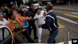 Une "Dame en Blanc" arrêtée par les forces de la sécurité d'Etat, La Havane, Cuba, le 10 décembre 2014. 
