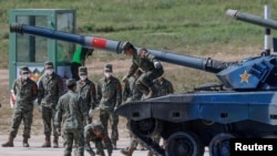 中國軍人駕駛96A型坦克參加莫斯科郊外阿拉比諾舉行的2022年國際陸軍運動會坦克競賽。（2022年8月16日）