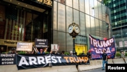 在紐約特朗普大廈外，抗議者呼籲逮捕美國前總統特朗普，支持者則要求特朗普宣布參選2024年總統大選。 (2022年8月9日)