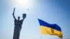 Фото: дрон з українським прапором поблизу пам'ятника Батьківщини в Києві, Україна, 24 серпня 2022 року. 