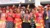 Carolina Cerqueira (ao centro de saia preta) e Esperança Costa (logo atrás à direita na foto)