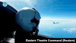 中國軍隊東部戰區發布的照片​​顯示，一名中國飛行員駕駛戰機參加台灣週邊海空領域舉行的軍演。（2022年8月9日）