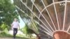 Dans un village français, une maison en forme de cadran solaire