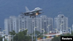 一架F-16V戰機在台灣花蓮空軍基地降落。（2022年8月17日）