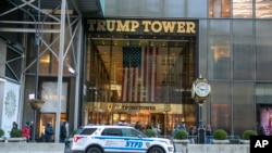Un véhicule de la police de New York devant la Trump Tower à Manhattan, le 20 février 2022.