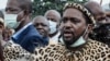 Le prince Misuzulu Zulu (à dr.) arrive au Palais royal de Khangelakamankegane à Nongoma, le 7 mai 2021, afin de rendre un dernier hommage à sa mère, la défunte reine Shiyiwe Mantfombi Dlamini Zulu de la nation zouloue.