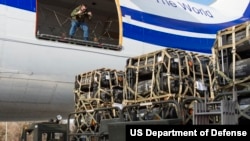 美國空軍人員在特拉華州的空軍基地裝運向烏克蘭提供的軍事裝備（2022年2月10日）