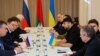 Delegações da Rússia (esq) e da Ucrânia (dir) em negociações, Bielorrússia, 28 Fevereiro 2022