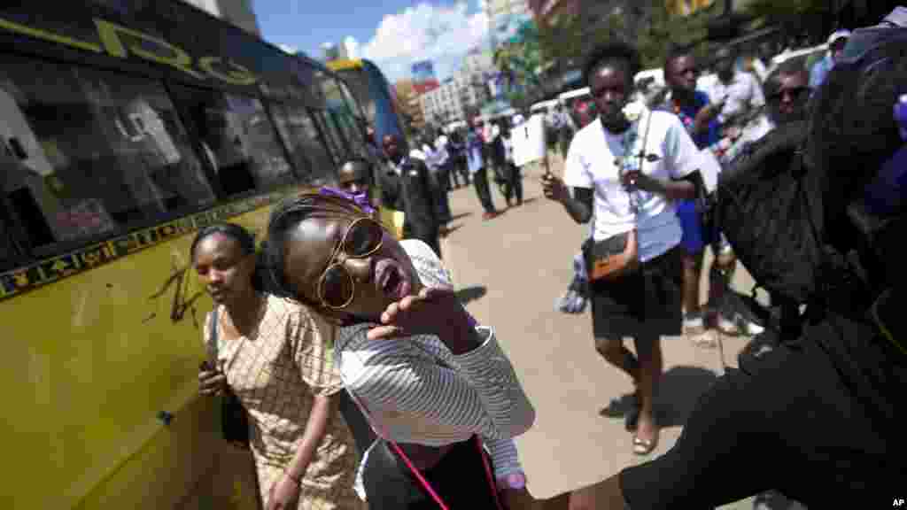 Une kenyane, envoie un baiser à la caméra, alors qu’elle proteste avec d’autres pour le droit de porter des vêtements selon leur choix, lors d'une manifestation dans le centre de Nairobi, au Kenya lundi 17 novembre 2014.