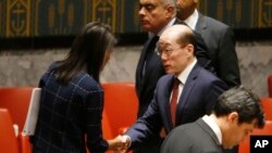 Nikki Haley et son homologue chinois Liu Jieyi après l'adoption de nouvelles sanctions contre la Corée du Nord, Conseil de sécurité de l'ONU, New York, le 11 septembre 2017. 