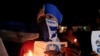 Un manifestante enmascarado participa en una vigilia a la luz de las velas en protesta por los presos políticos y las víctimas en las protestas contra el gobierno del presidente nicaragüense Daniel Ortega el año pasado.