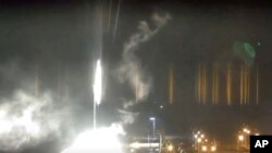 2022年3月4日，扎波羅熱核電站發布的視頻截圖顯示，明亮的閃光物體降落在位於埃涅爾霍達爾的這個核電站的地面上。(美聯社)