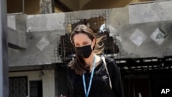 Angelina Jolie, envoyée spéciale du Haut-Commissariat des Nations Unies pour les réfugiés (HCR), arrive au Yémen, le 6 mars 2022. (Marwan Tahtah/UNHCR via AP)