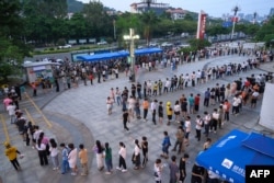 資料照：中國廣東廣州居民排隊做核酸。 （2022年7月31日）