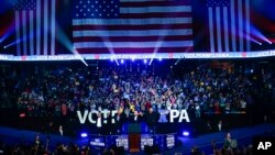 ប្រធានាធិបតីអាមេរិកលោក Joe Biden បេក្ខជនអភិបាលរដ្ឋ Pennsylvania លោក Josh Shapiro (ឆ្វេង) បេក្ខជនសមាជិកព្រឹទ្ធសភាលោក John Fetterman (ស្តាំ) និងអតីតប្រធានាធិបតីលោក Barack Obama ក្នុងយុទ្ធនាការឃោសនាមួយនៅទីក្រុង Philadelphia កាលពីថ្ងៃទី៥ ខែវិច្ឆិកា ឆ្នាំ២០២២។