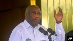 L'ancien président ivoirien Laurent Gbagbo s'exprime lors de sa rencontre avec le président ivoirien Alassane Ouattara au palais présidentiel d'Abidjan, le 27 juillet 2021.