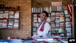 Le fondateur du Soweto Book Cafe, Thami Mazibuko, dans sa maison à Soweto le 5 avril 2022.