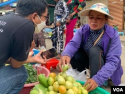 អ្នកស្រី សេក​ ធូ អាជីវករ​លក់​បន្លែ​ ​ផ្តល់​បទ​សម្ភាសន៍​ឲ្យ​អ្នក​សារព័ត៌មាន​វីអូ​អេ នៅ​ផ្សារ​កណ្តាល ក្នុង​រាជធានីភ្នំពេញ កាល​ពី​ថ្ងៃ​ទី​១០ ខែ​មេសា ឆ្នាំ​២០២១។ (​ណឹម សុភ័ក្រ្តបញ្ញា/វីអូអេ)