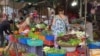 អាជីវករ​ប្រកបរបរ​ប្រចាំ​ថ្ងៃ​នៅ​ផ្សារ​កណ្តាល ក្នុង​រាជធានីភ្នំពេញ កាល​ពី​ថ្ងៃ​ទី២៦ ខែ​មេសា ឆ្នាំ​២០២២។ (ហាន ណូយ/វីអូអេ)
