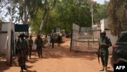 ARCHIVES - Des soldats et des policiers nigérians à l'entrée d'un lycée où des dizaines d'élèves ont été enlevés dans l'État de Kaduna, le 12 mars 2021.