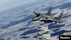 Архівне фото: польські МіГ-29 та італійські Eurofighter Typhoon під час навчань в 2015 році. REUTERS/Інтс Калнінс 