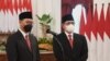 Kepala Otorita IKN Bambang Susantono (kiri) bersama dengan Wakil Kepala Otorita IKN Dhony Rahajoe menyampaikan pernyataannya setelah dilantik oleh Presiden Joko Widodo di Istana Negara, Jakarta, pada 10 Maret 2022. (Foto: Biro Setpres)