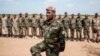 La 66e division de la 8e brigade de l'armée nationale somalienne saluant le major Mohamed Nor Madhere à l'aéroport de Baidoa à Baidoa, en Somalie, le 9 novembre 2022. (Photo par GUY PETERSON / AFP)